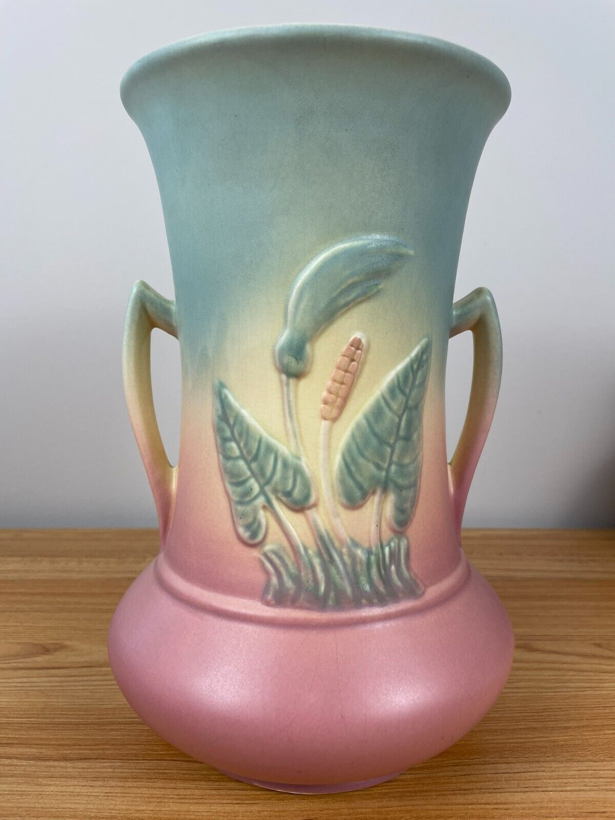 VINTAGE HULL CALLA LILY 520/33-10 TALL HANDLED Blue To Pink VASE 10.75in tall