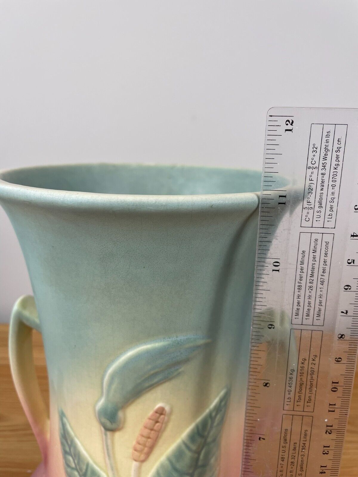VINTAGE HULL CALLA LILY 520/33-10 TALL HANDLED Blue To Pink VASE 10.75in tall