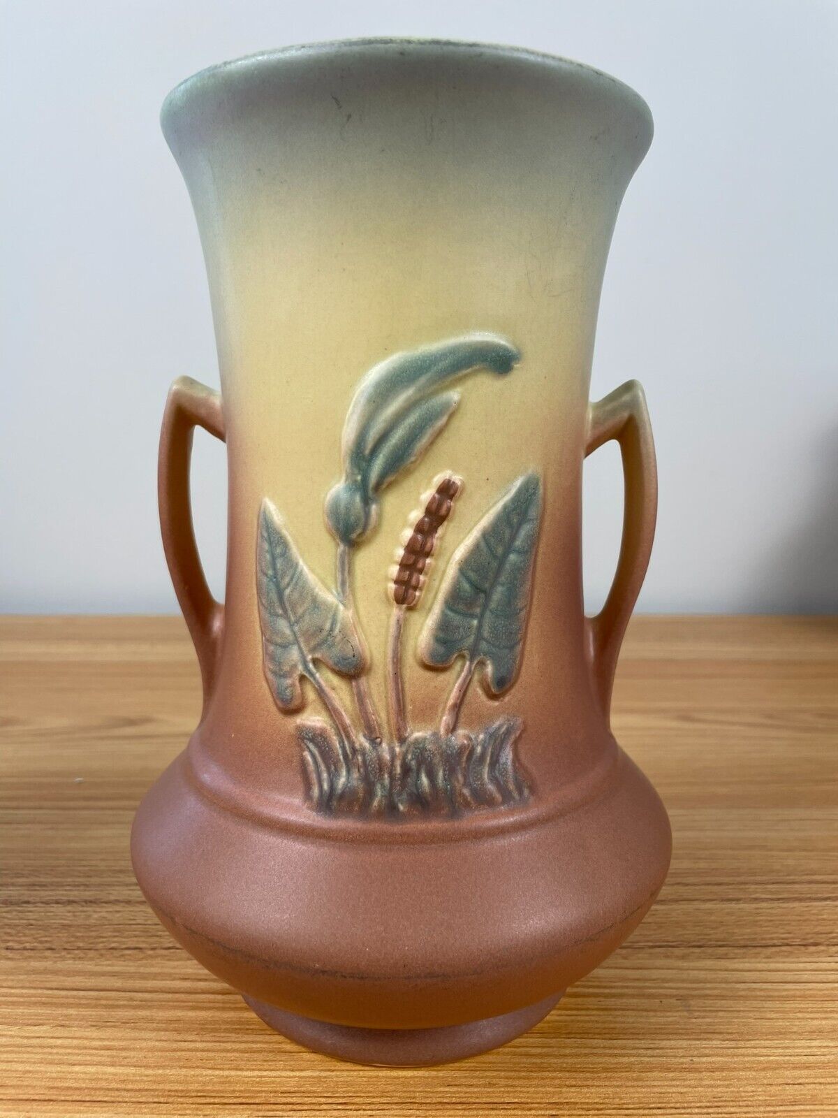 VINTAGE HULL CALLA LILY 520/33-8 TALL HANDLED Blue To Pink VASE 8.75in tall
