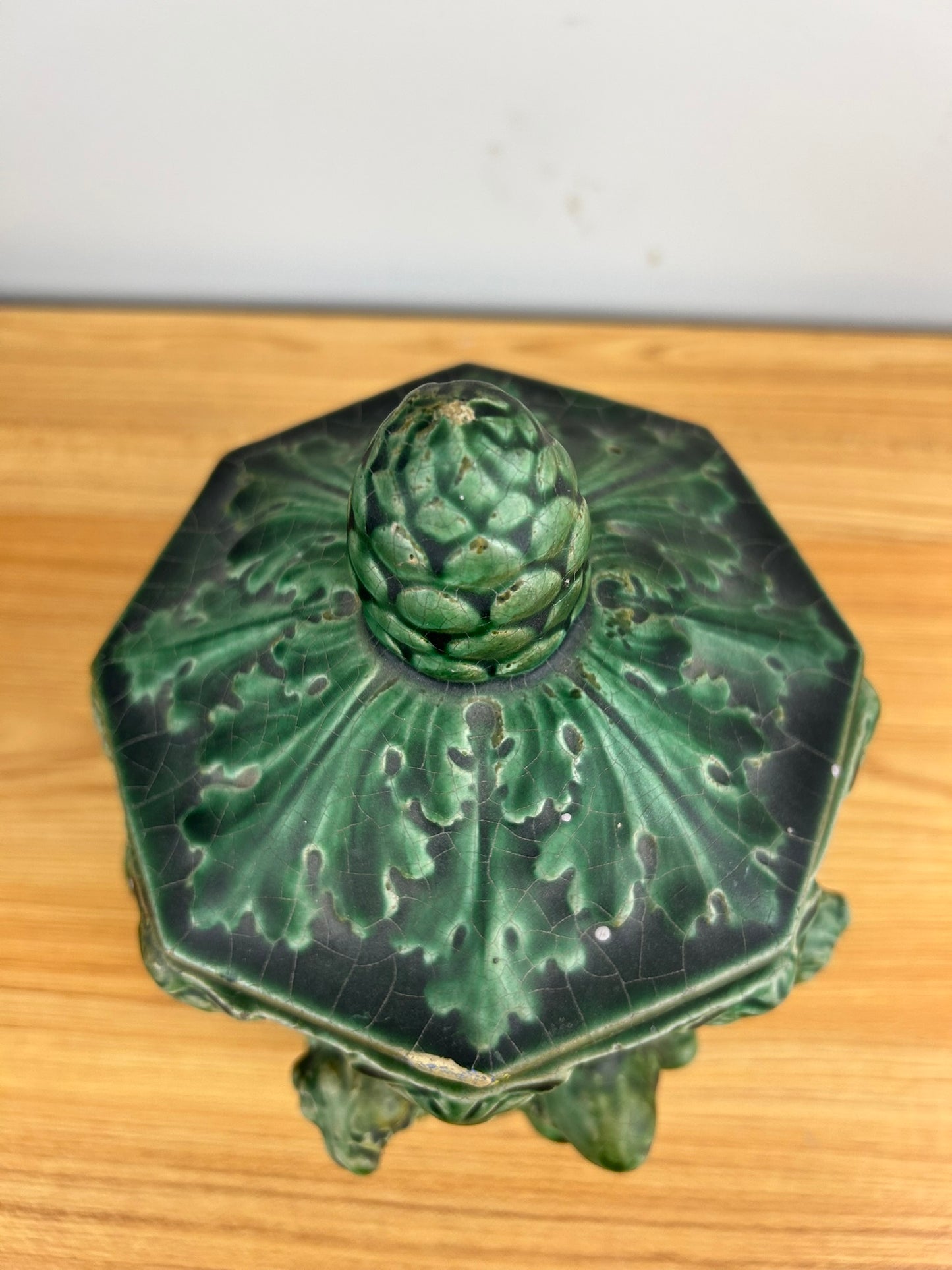 c1900 ATLANTIC POTTERY Octagonal Figural HUMIDOR TOBACCO JAR w/ CHERUBS, FACES