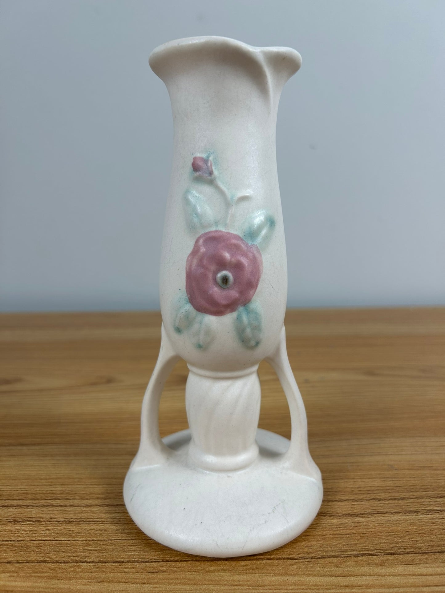 Hull Art Pottery USA 129-7" Cream Open Rose Design Bud Vase
