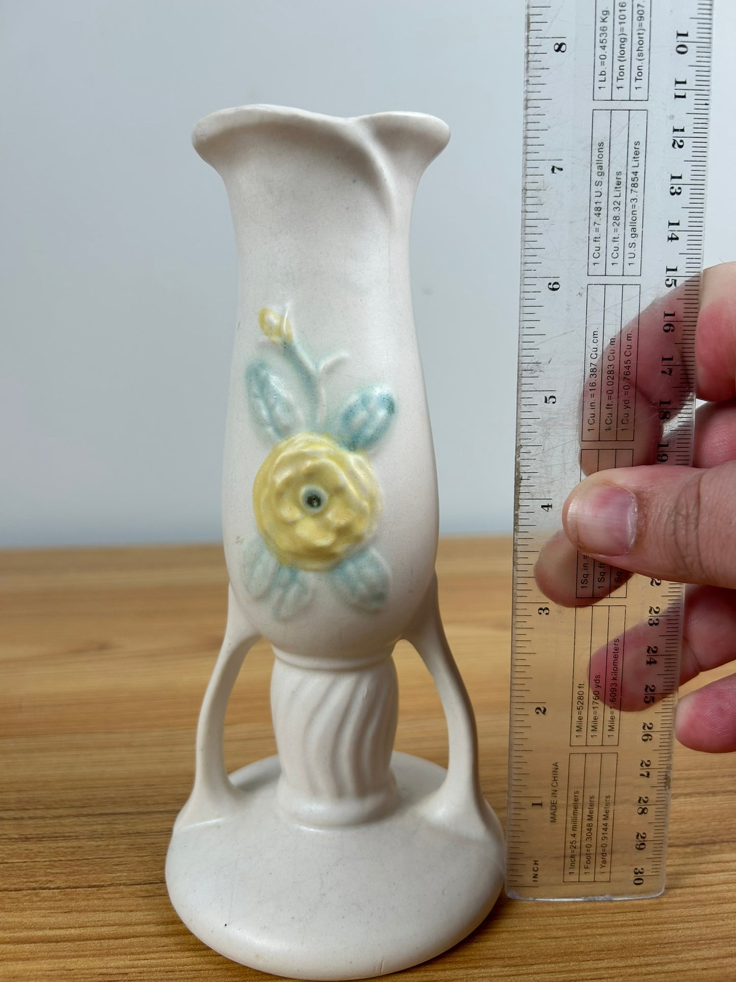 Hull Art Pottery USA 129-7" Cream Open Rose Design Bud Vase