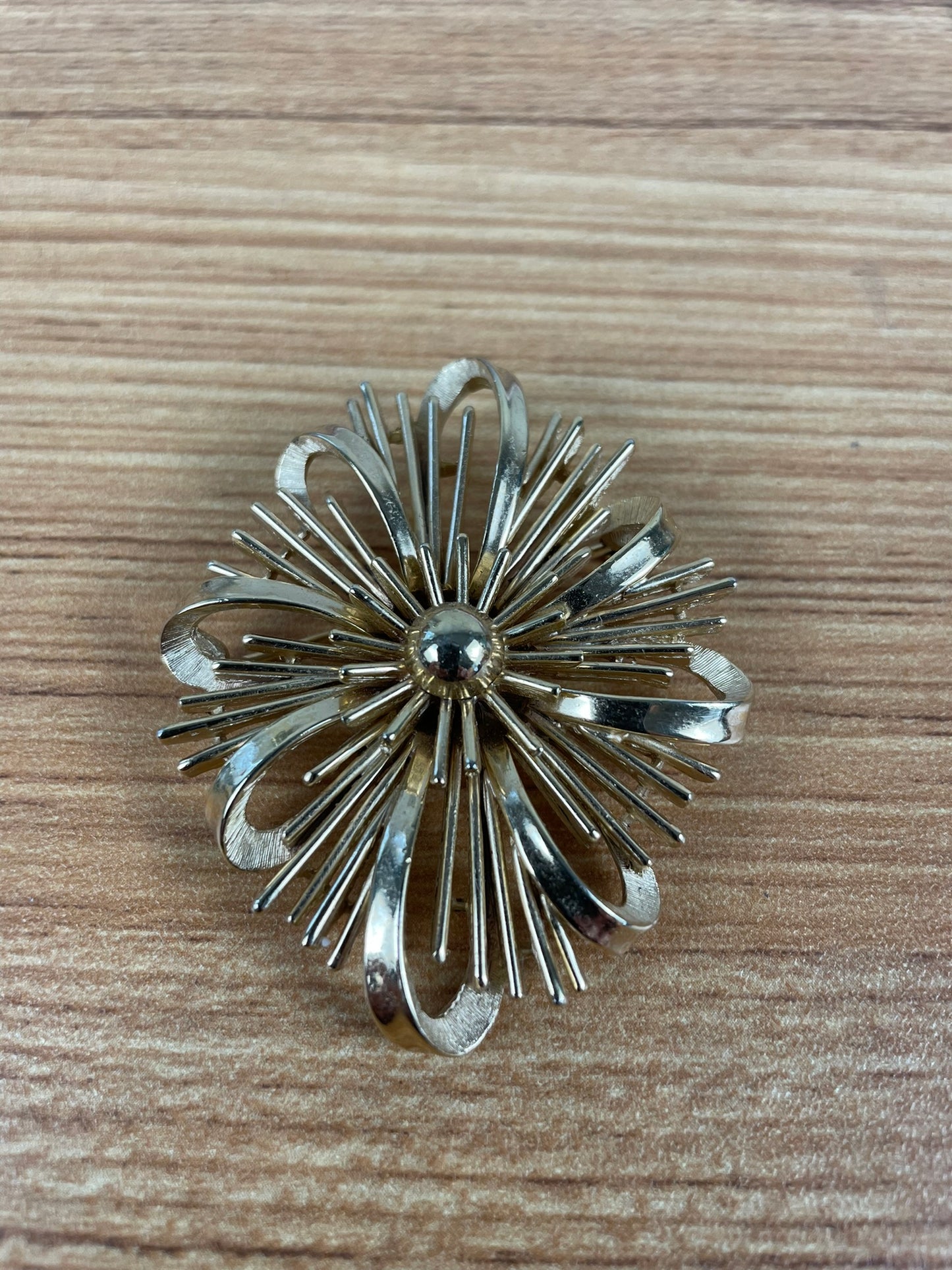 CROWN TRIFARI Goldtone Starbust Oval Brooch Pin Signed Costume Jewelry