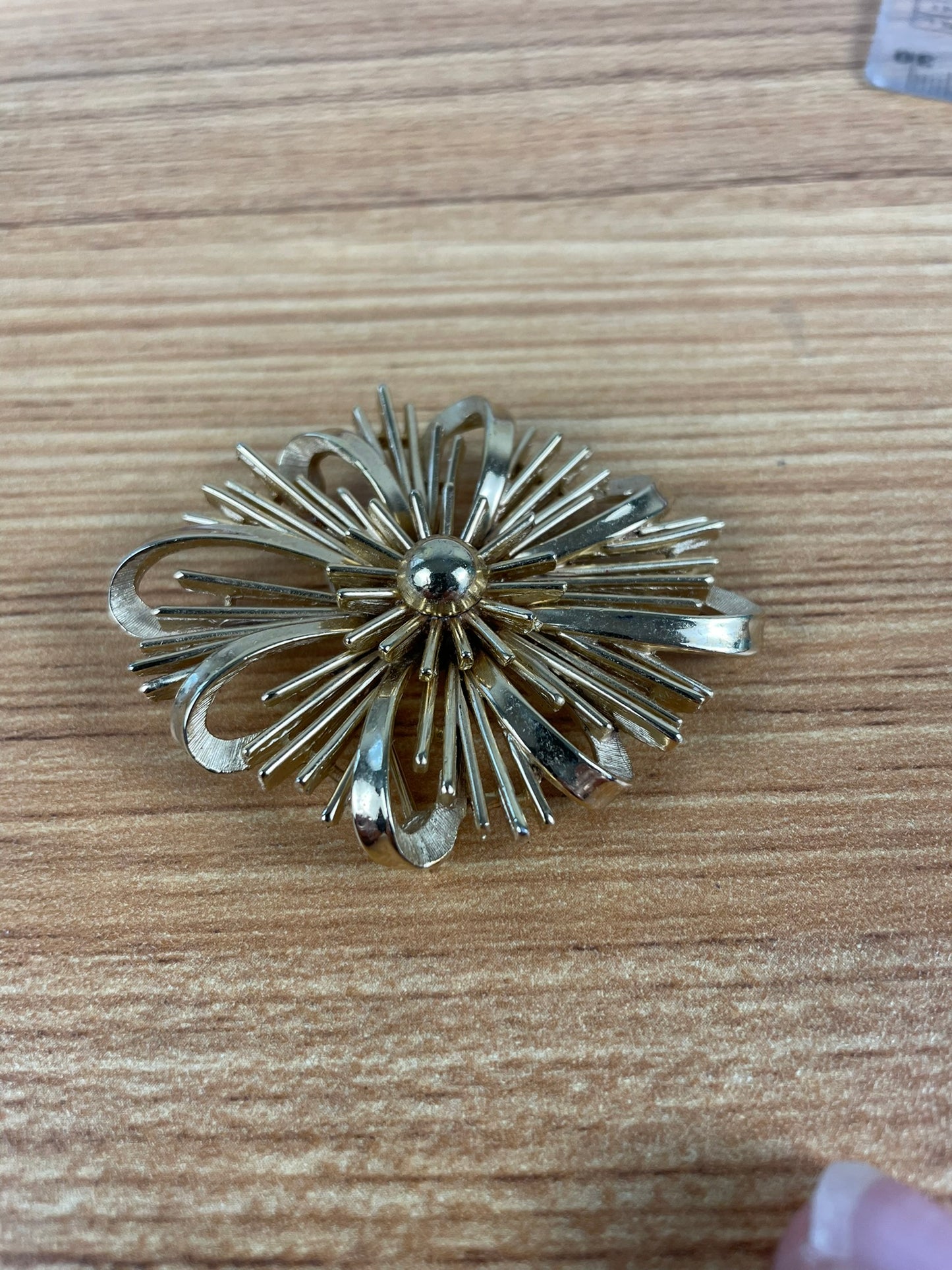 CROWN TRIFARI Goldtone Starbust Oval Brooch Pin Signed Costume Jewelry