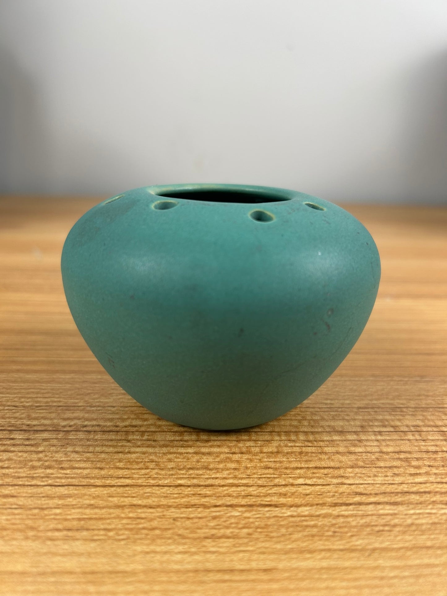 Rosemeade Pottery Dakota Matte Green Flower Frog Vase w/ Sticker EXCELLENT