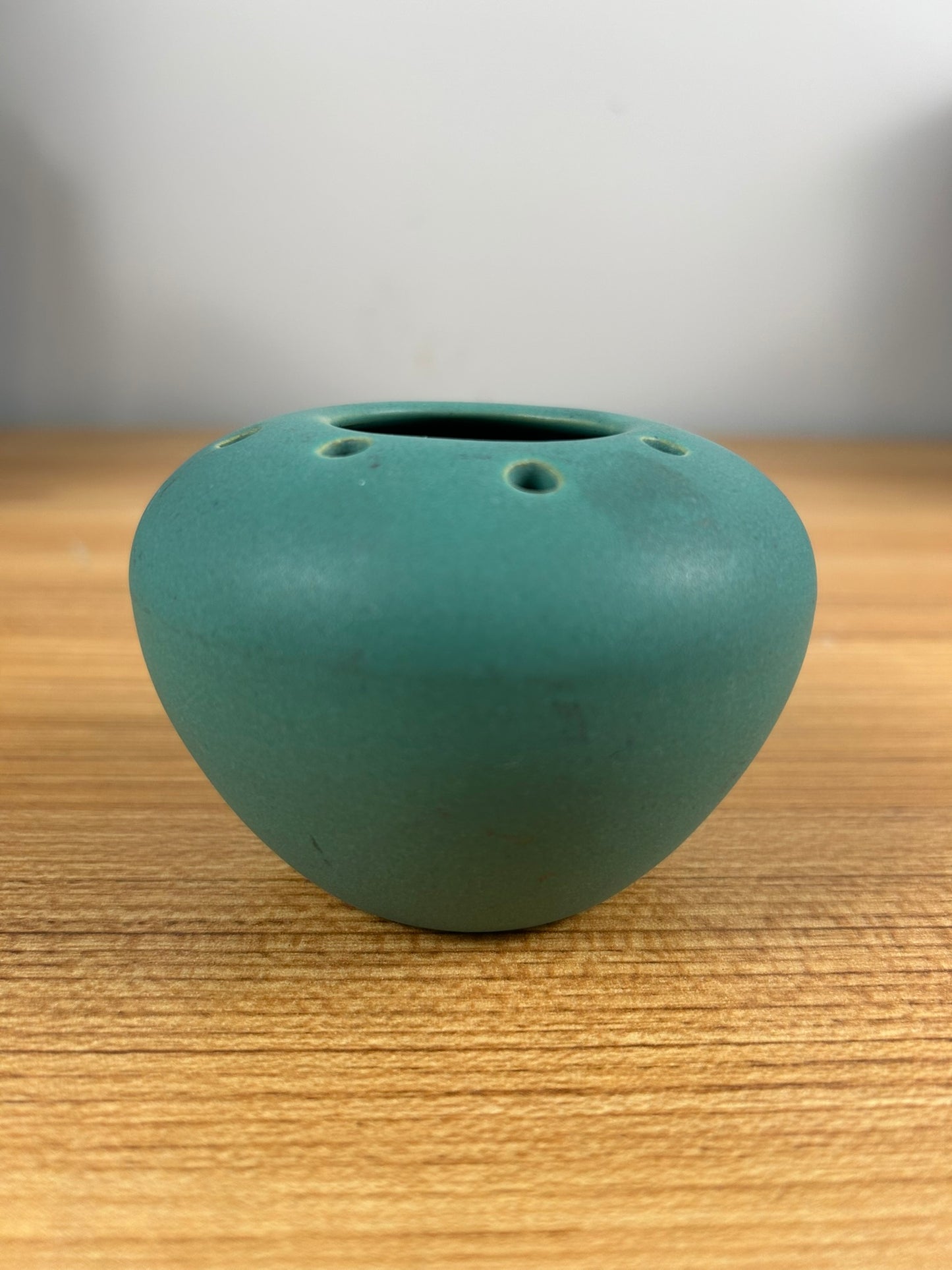 Rosemeade Pottery Dakota Matte Green Flower Frog Vase w/ Sticker EXCELLENT