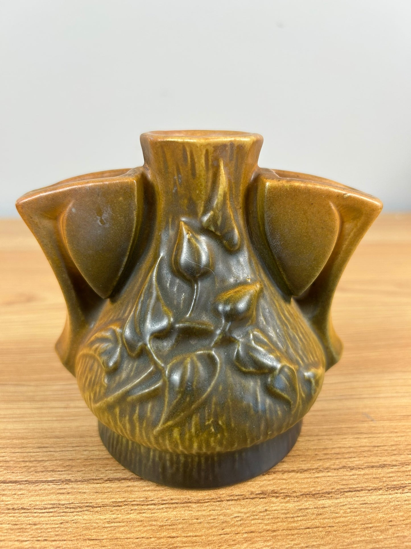 ROSEVILLE POTTERY c. 1944 #50 Clematis Pattern Flower Frog