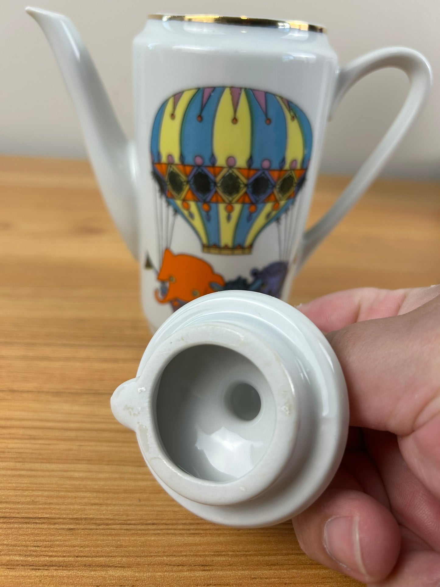 KAHLA German Democratic Republic Porcelain MOD Tea pot Hot Air Balloon GUC