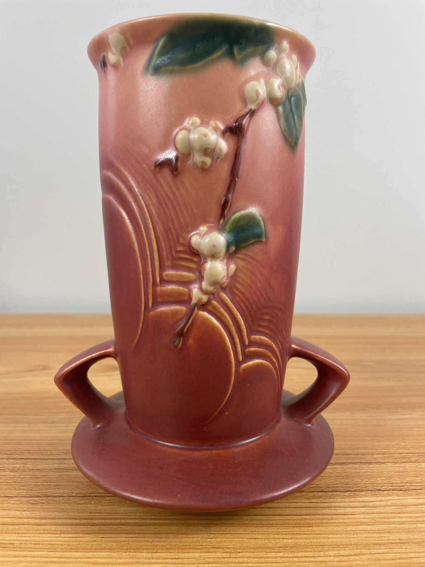 ROSEVILLE ART POTTERY 1947 Snowberry Trial Glaze Variant Vase Pink IVI-8