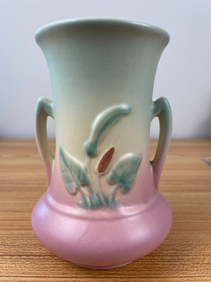 VINTAGE HULL CALLA LILY 520/33-6 TALL HANDLED Blue To Pink VASE  6.75in tall