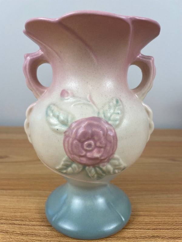 BEAUTIFUL HULL POTTERY IVORY 6-1/4 INCH OPEN ROSE VASE NUMBER 122 PINK TO BLUE