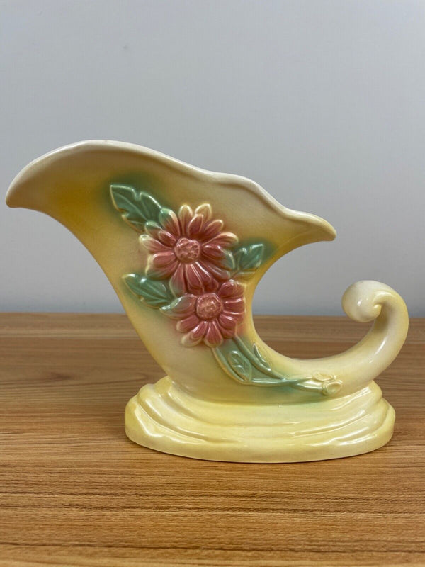 VINTAGE HULL ART POTTERY YELLOW "SUNGLOW" CORNUCOPIA VASE WITH PINK DAISY