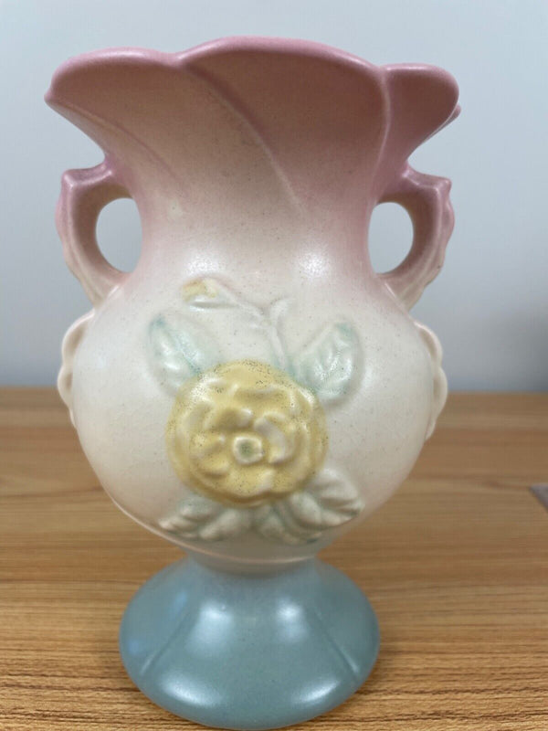 BEAUTIFUL HULL POTTERY IVORY 6-1/4 INCH OPEN ROSE VASE NUMBER 122 PINK TO BLUE