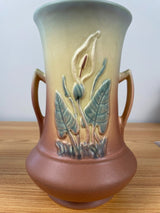 VINTAGE HULL CALLA LILY 520/33-8 TALL HANDLED Blue To Pink VASE  8.75in tall