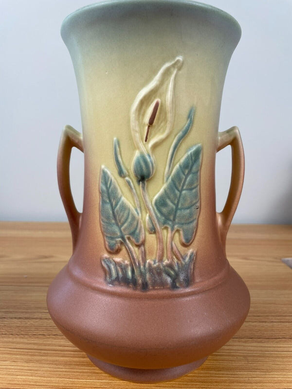 VINTAGE HULL CALLA LILY 520/33-8 TALL HANDLED Blue To Pink VASE  8.75in tall