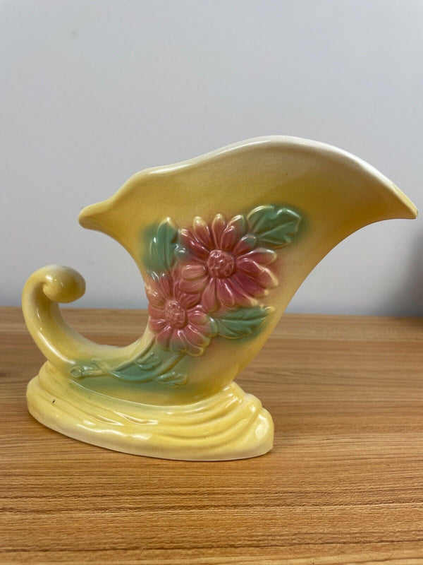 VINTAGE HULL ART POTTERY YELLOW "SUNGLOW" CORNUCOPIA VASE WITH PINK DAISY