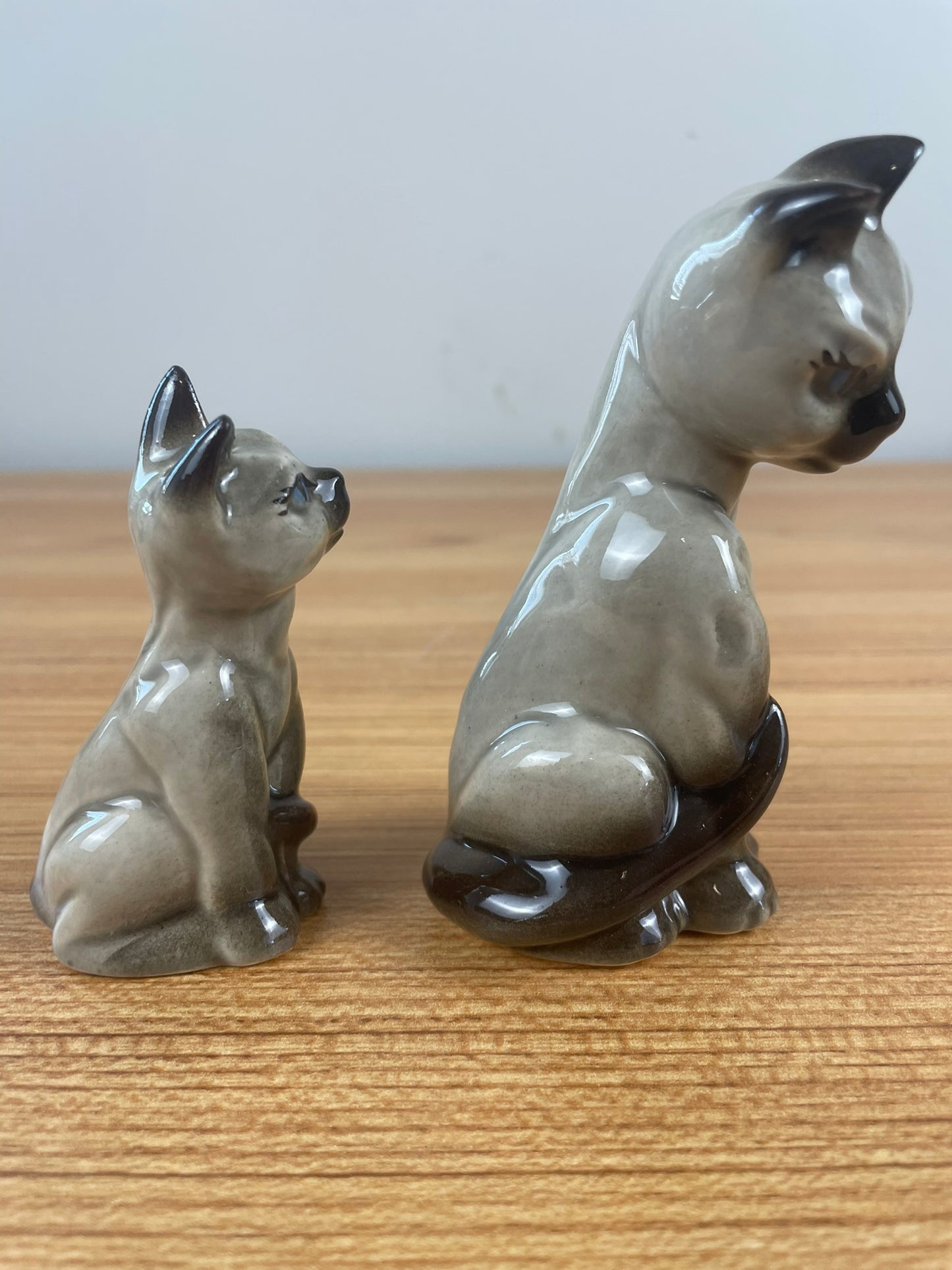 Vtg Ceramic Arts Studio Siamese Cat and Kitten Salt & Pepper Shaker Set 1951 USA