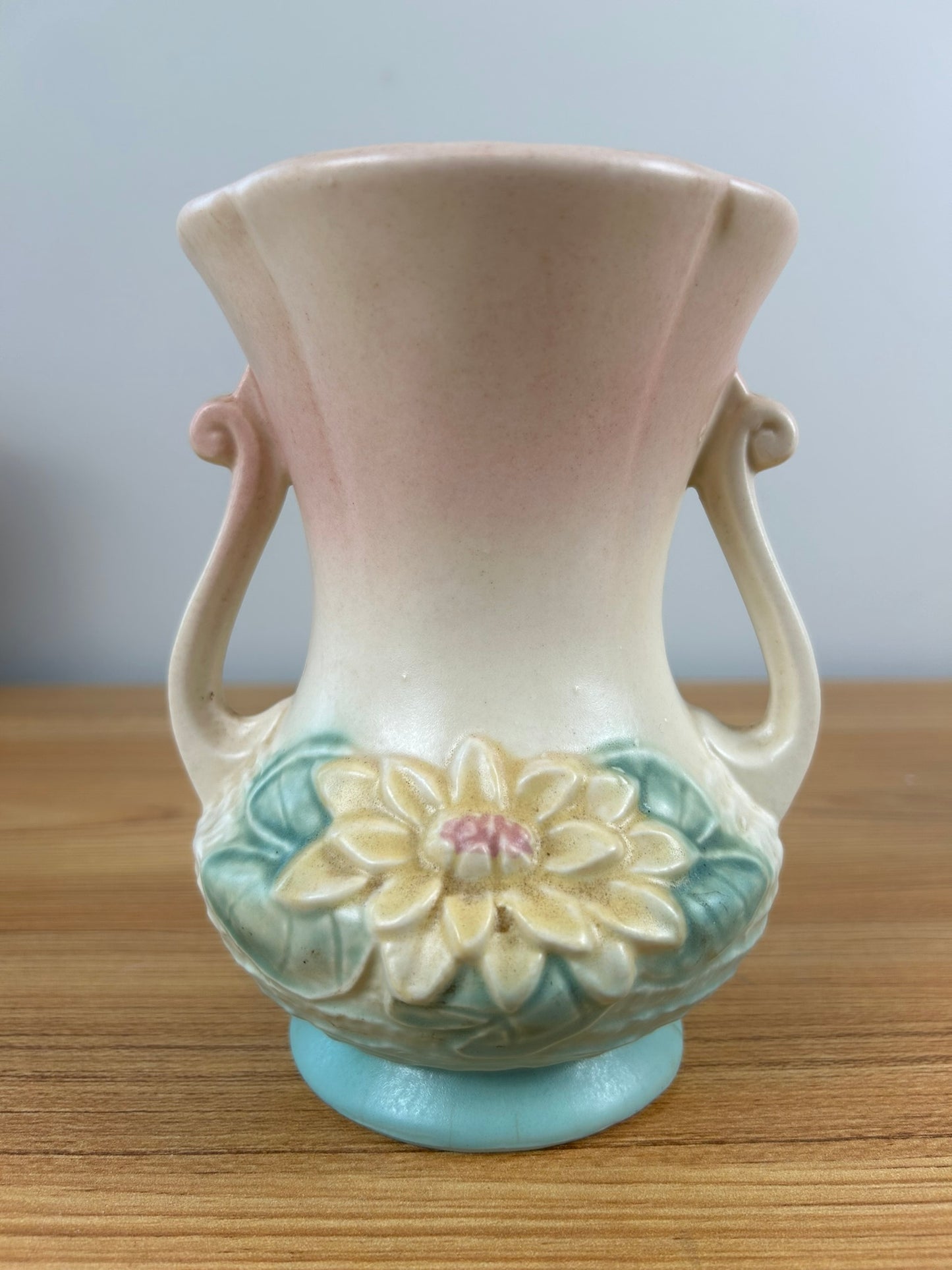 HULL ART pottery WATERLILY Vase 2 handles Pink & Green L-4--6-1/2 vintage 1948