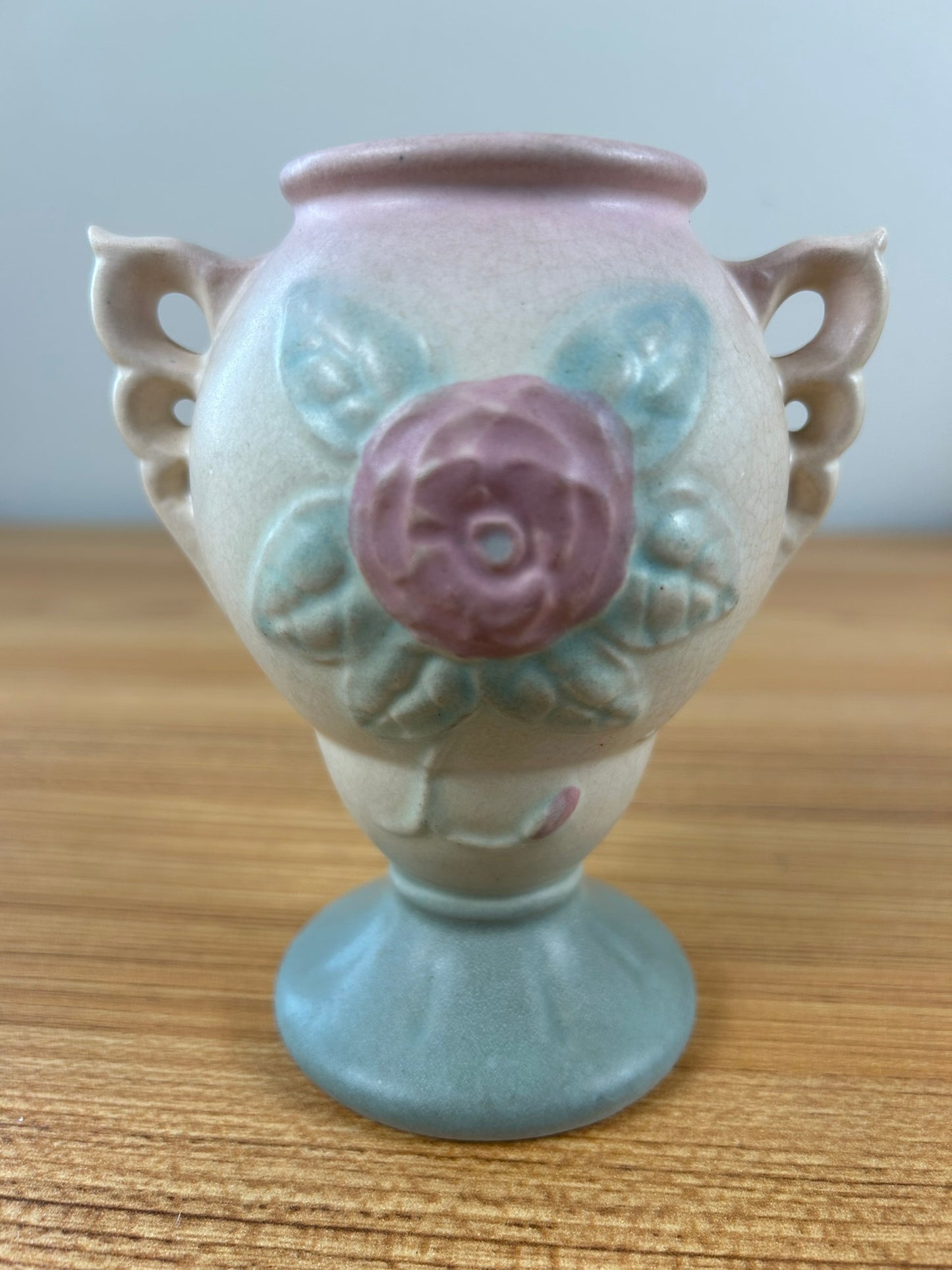 Hull USA Art Pottery Flower Vase 131 - 4 3/4” Double Handled Blue To Pink Fade