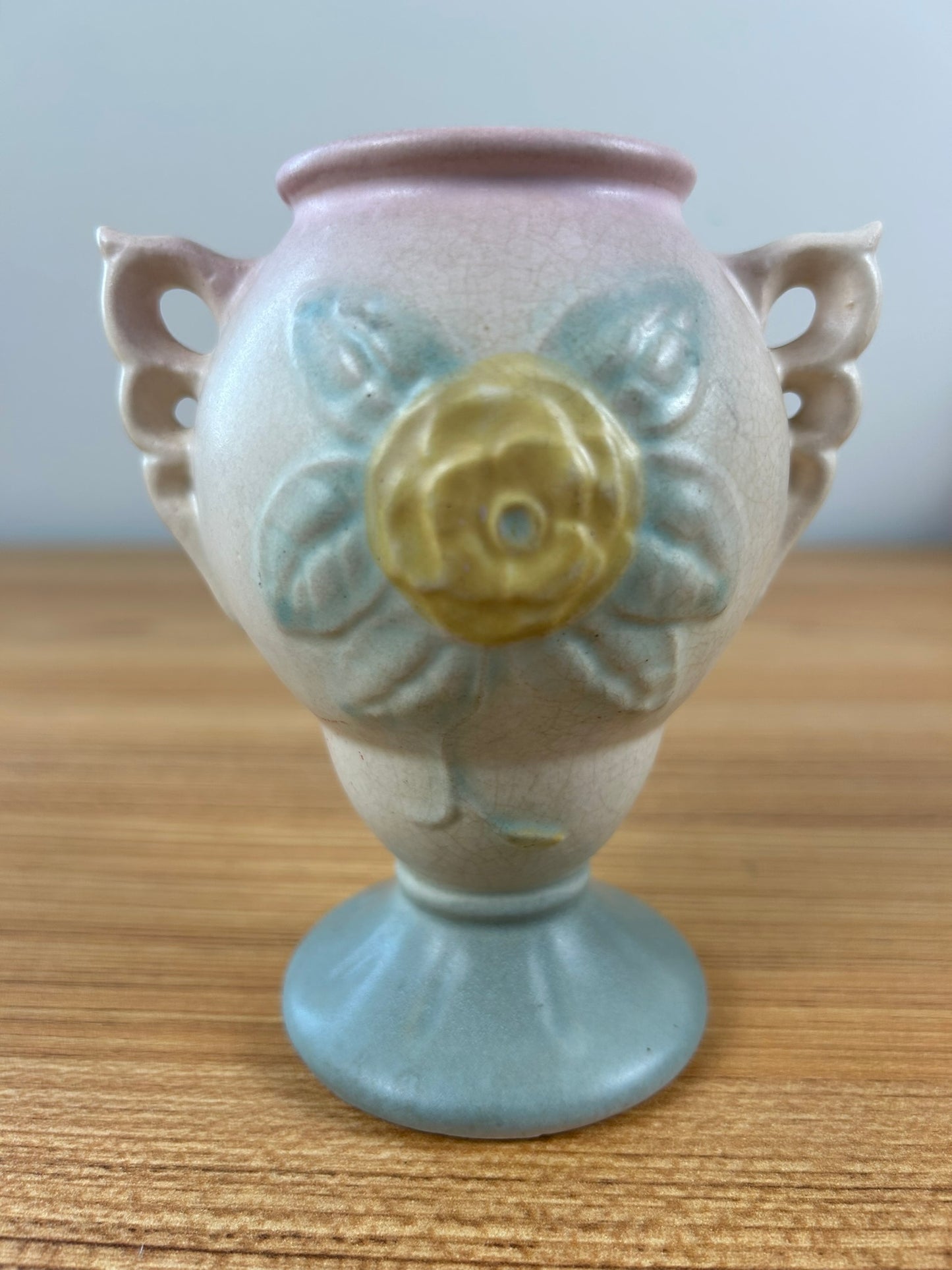 Hull USA Art Pottery Flower Vase 131 - 4 3/4” Double Handled Blue To Pink Fade