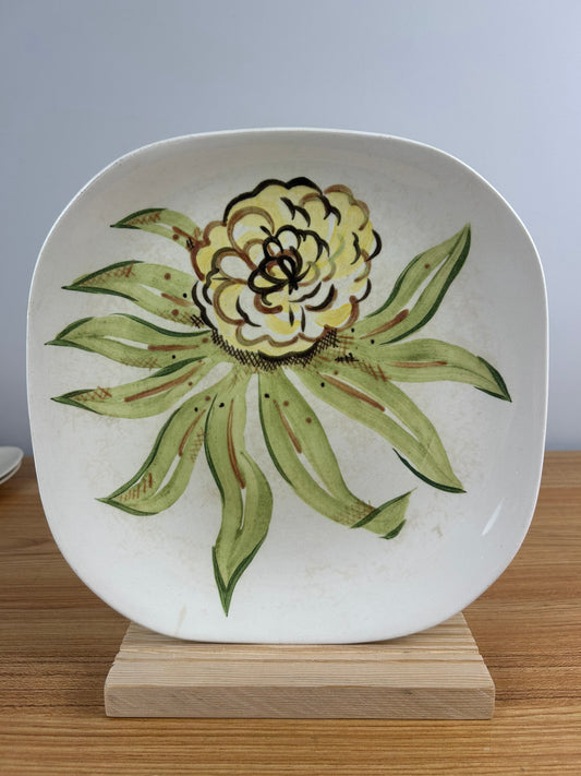 RED WING Art Pottery China 1947 ZINNIA Dinner Plate 10 1/2 Inch