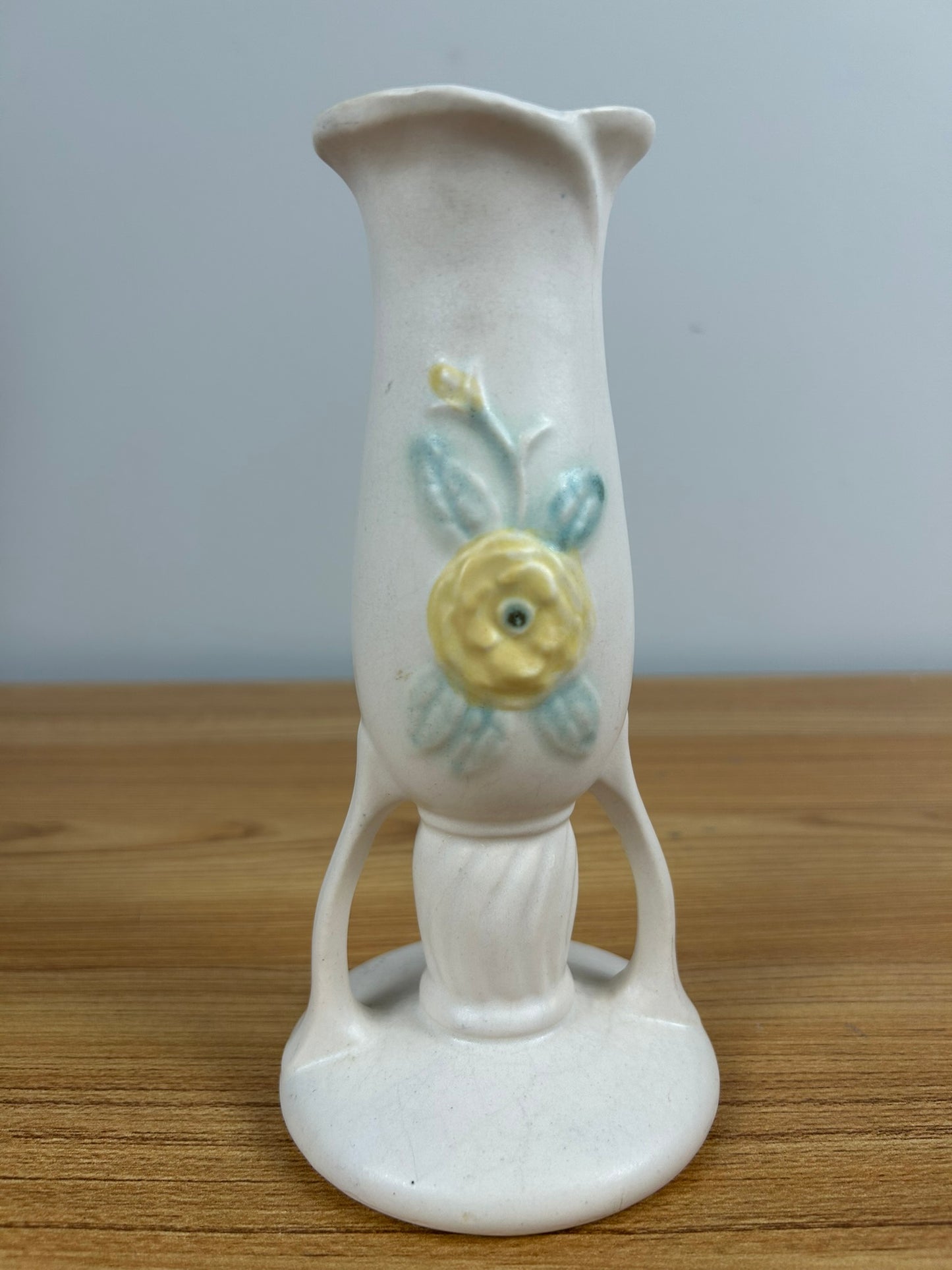 Hull Art Pottery USA 129-7" Cream Open Rose Design Bud Vase