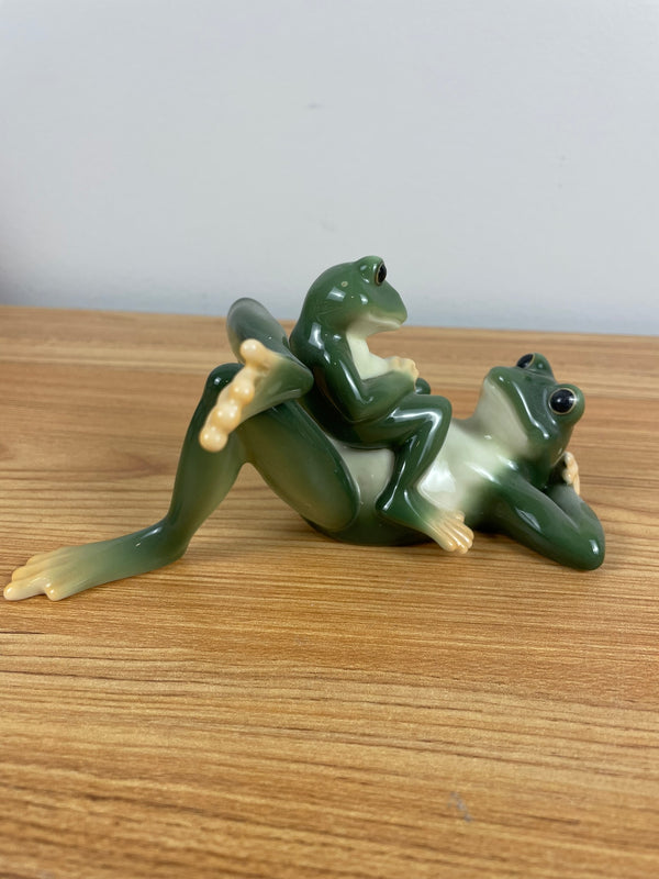 2004 FRANZ AMPHIBIA FROG FIGURINE FATHER & SON LAYING DOWN FZ00624 MIB