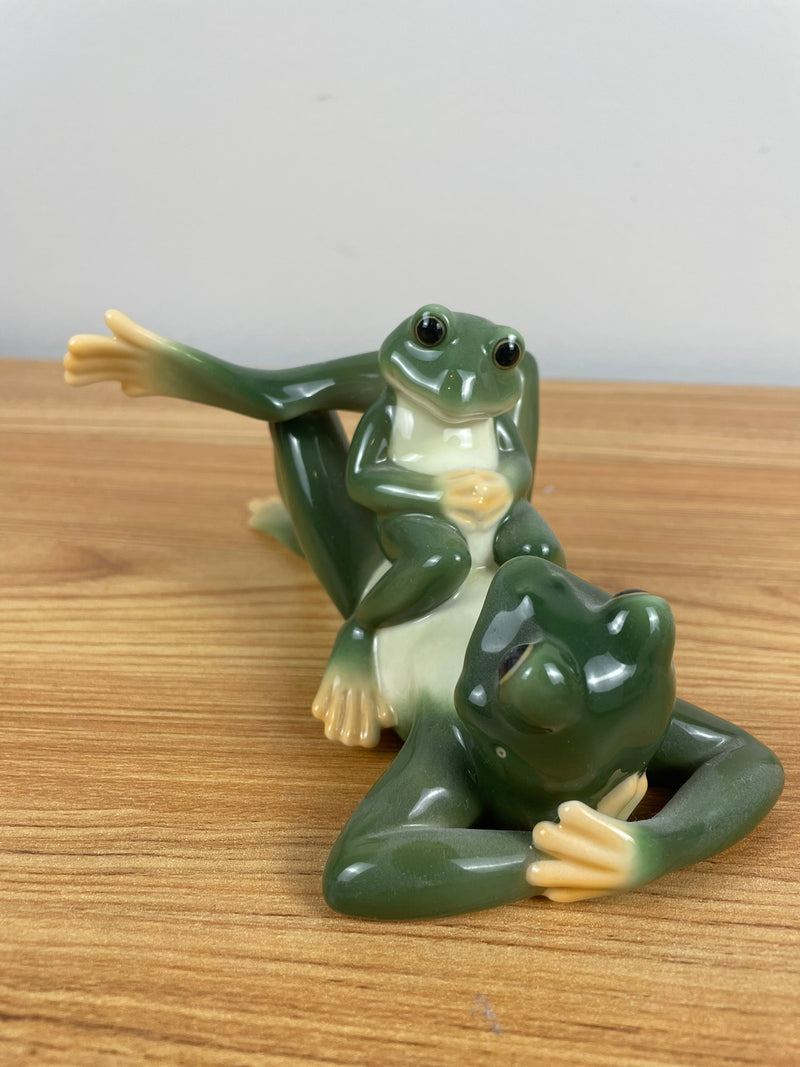 2004 FRANZ AMPHIBIA FROG FIGURINE FATHER & SON LAYING DOWN FZ00624 MIB