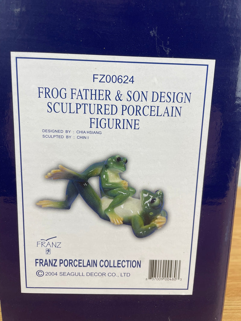 2004 FRANZ AMPHIBIA FROG FIGURINE FATHER & SON LAYING DOWN FZ00624 MIB