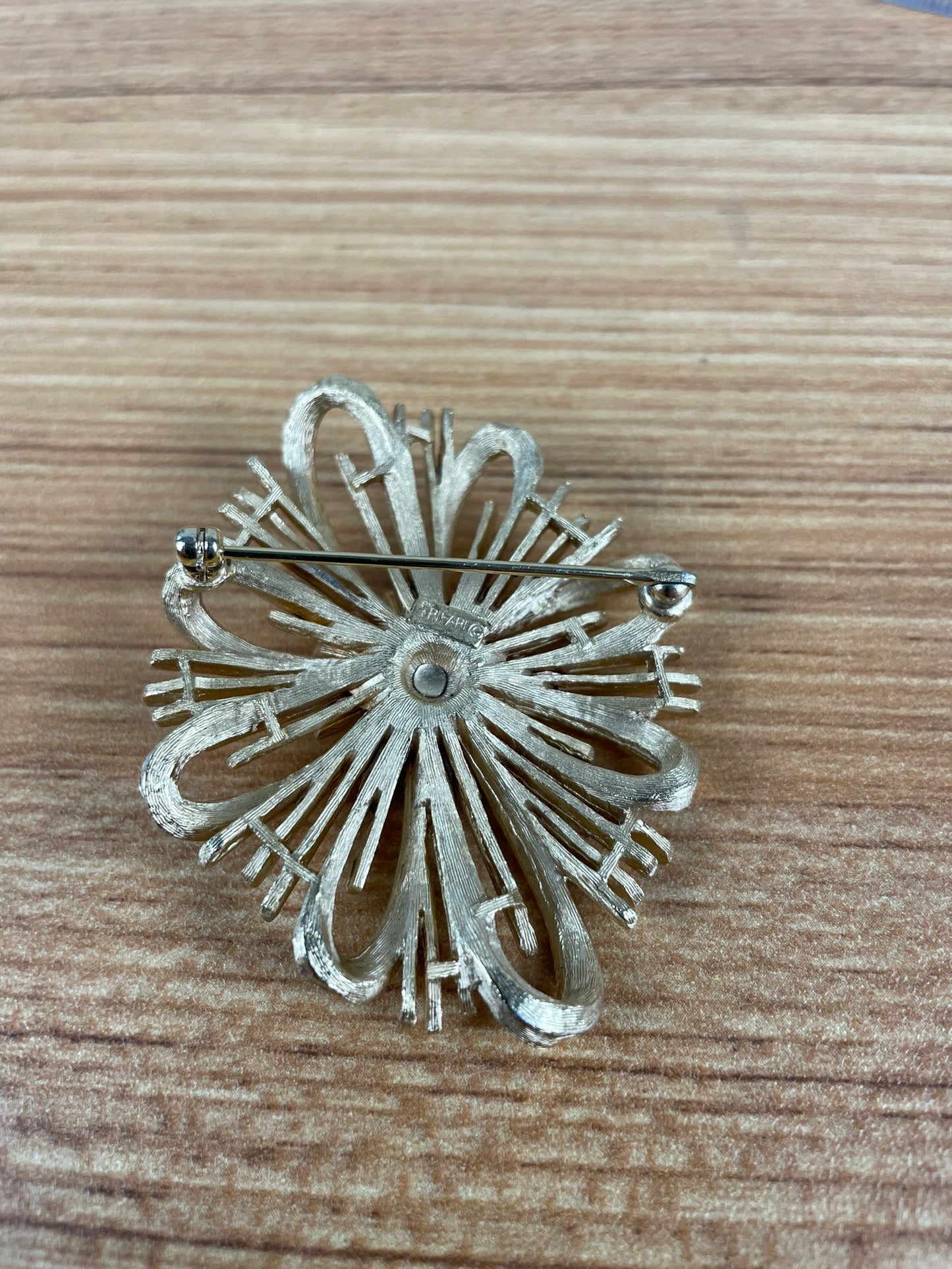 CROWN TRIFARI Goldtone Starbust Oval Brooch Pin Signed Costume Jewelry