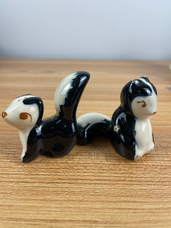 Robert Simmons PEWEY & PEWETTE Skunk Salt Pepper Shaker  California MCM Pottery