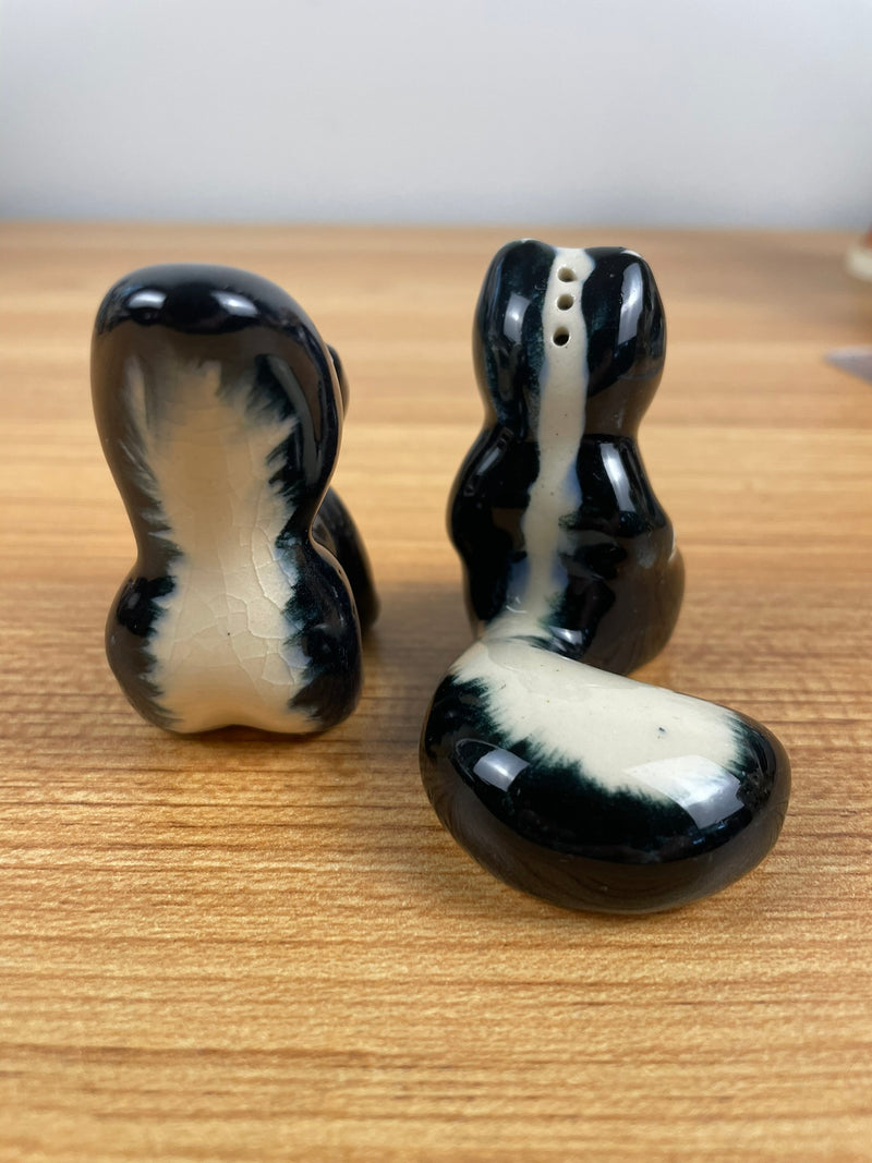 Robert Simmons PEWEY & PEWETTE Skunk Salt Pepper Shaker  California MCM Pottery