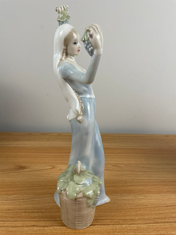 Reflections By Royal Doulton 1988 Autumn Glory HN2766 Figurine Woman Grapes