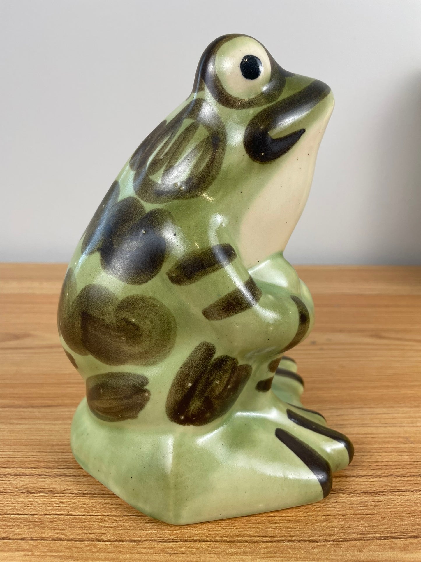 Vtg Brush-McCoy Art Pottery Sitting Frog Lawn/Yard Ornament 7"