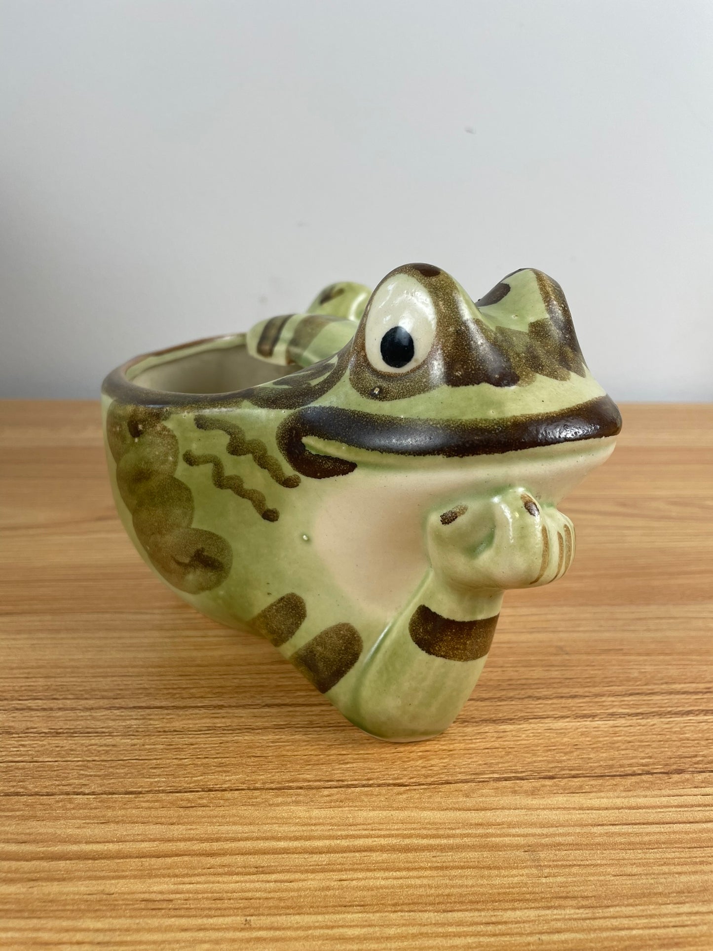 VINTAGE BRUSH MCCOY ART POTTERY RECLINING FROG PLANTER