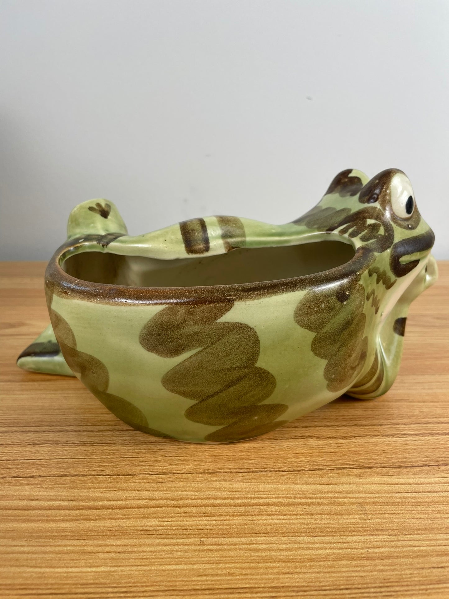 VINTAGE BRUSH MCCOY ART POTTERY RECLINING FROG PLANTER