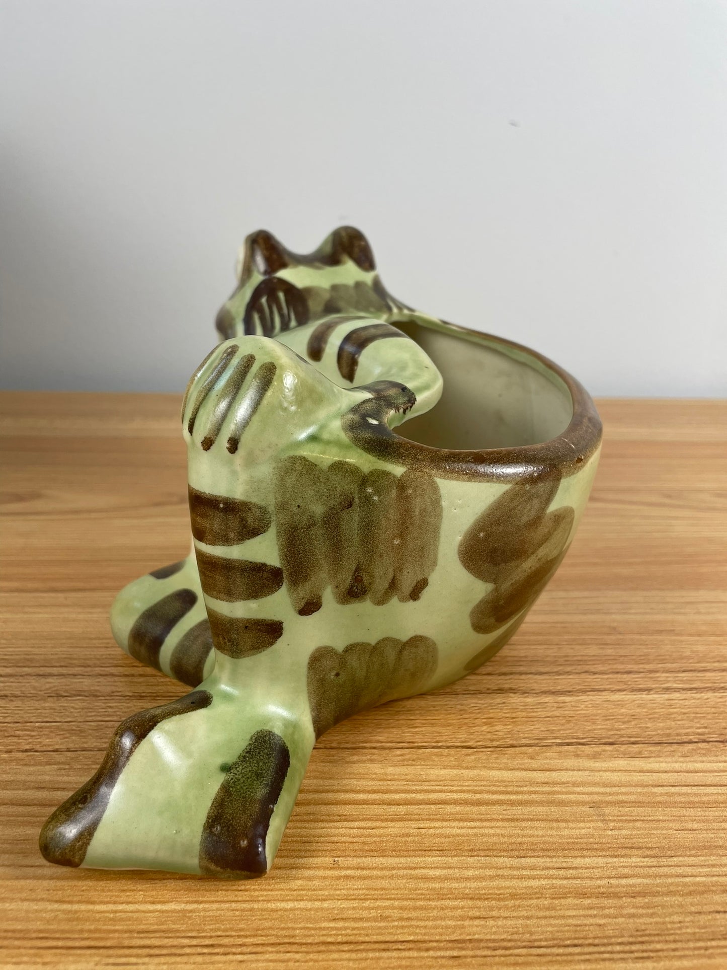 VINTAGE BRUSH MCCOY ART POTTERY RECLINING FROG PLANTER