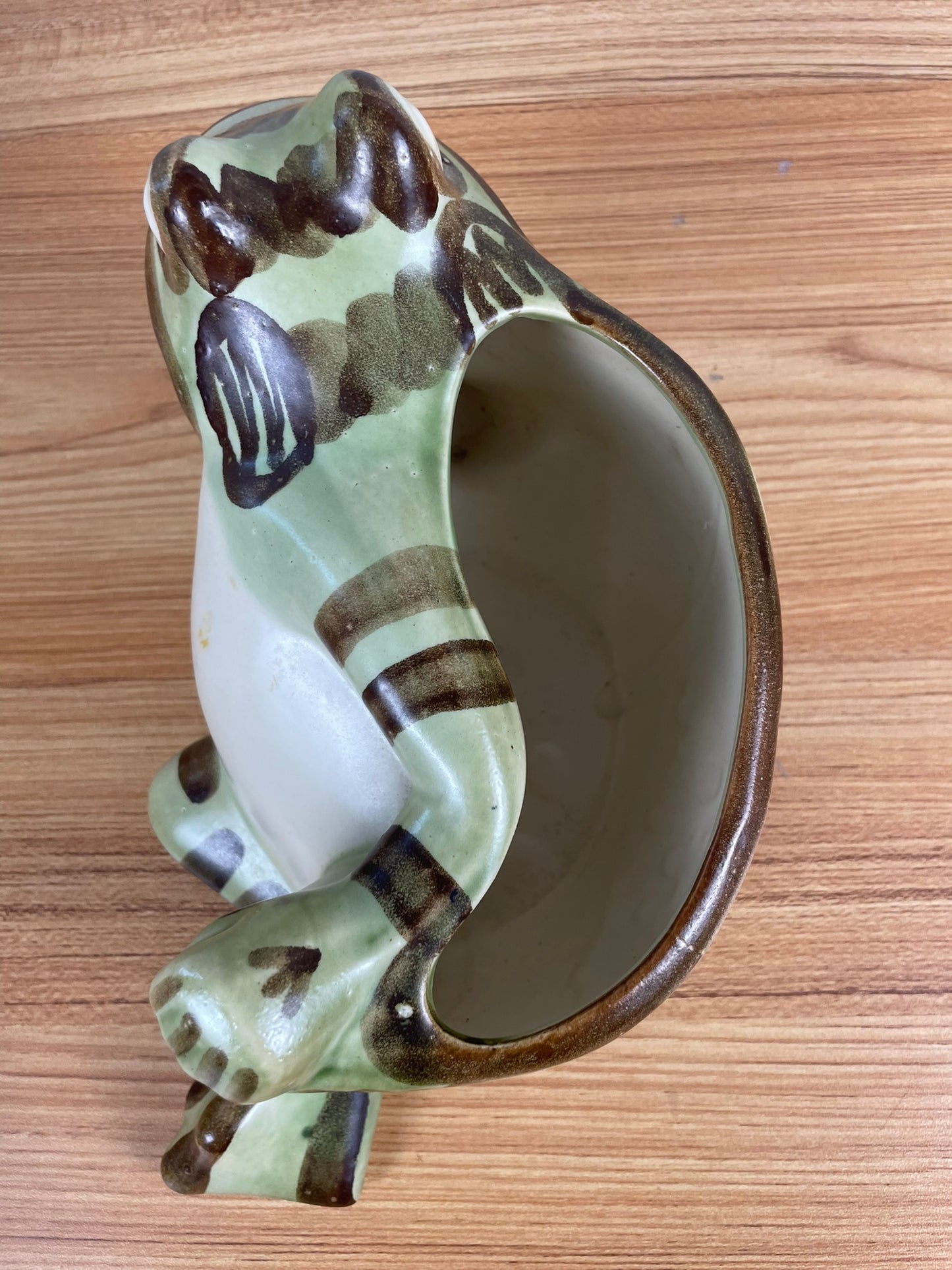 VINTAGE BRUSH MCCOY ART POTTERY RECLINING FROG PLANTER
